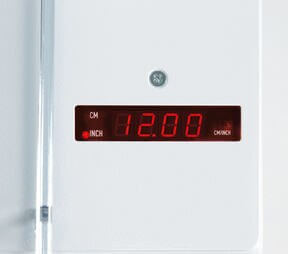 The LED digital measurement display ensures precise positioning of the back gauge and can be set to centimeters (cm) or inches (in)
