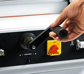 The calibrated hand crank is used to set the spindle-guided back gauge.